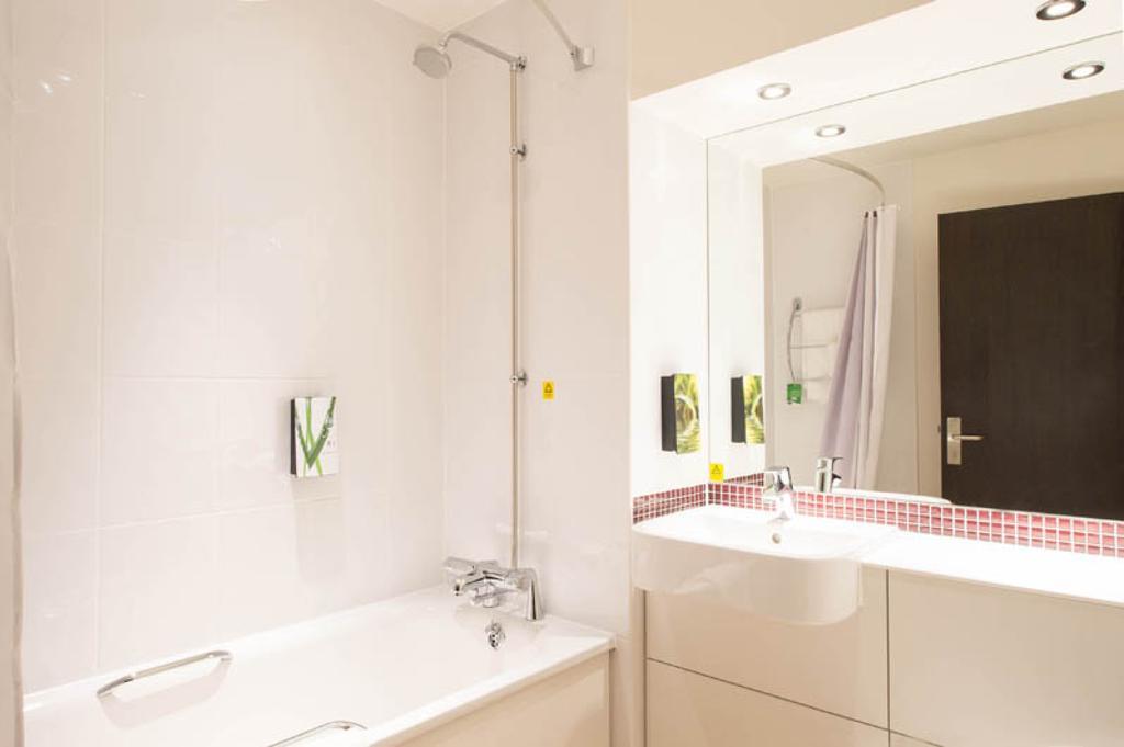 Premier Inn Lancaster Ngoại thất bức ảnh